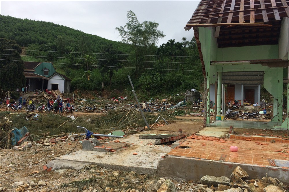 Sạt lở núi, vùi nhà, làm chết người đã xảy ra hàng loạt, đang thành thảm họa ở huyện Nam và Bắc Trà My, Quảng Nam.