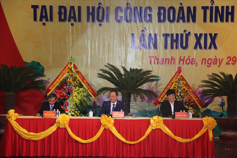 Chủ trì buổi đối thoại gồm các ông: Trịnh Văn Chiến - Bí thư Tỉnh uỷ (giữa), Nguyễn Đình Xứng - Chủ tịch UBND tỉnh (phải) và ông Ngô Tôn Tẫn - Chủ tịch LĐLĐ tỉnh. 