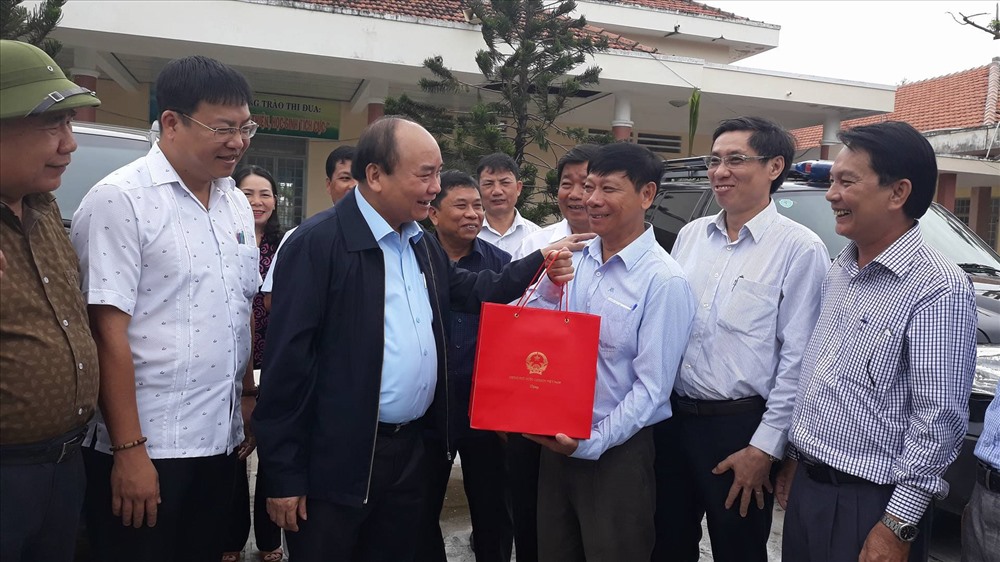 Thủ tướng Nguyễn Xuân Phúc kiểm tra thực tế, tặng quà cho Trường THCS Văn Lang, huyện Vạn Ninh, tỉnh Khánh Hòa.