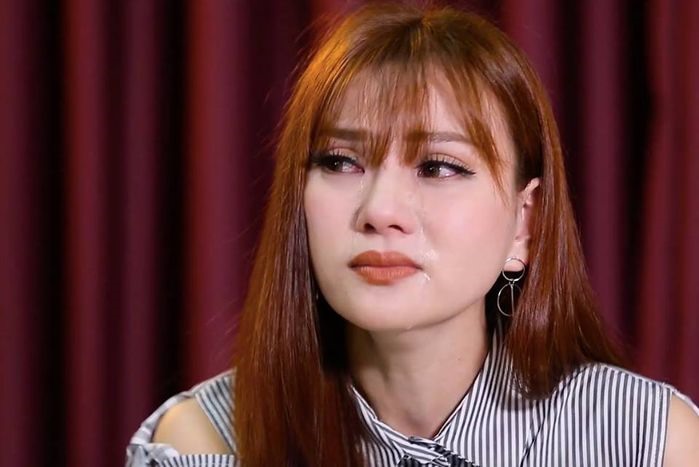Tối 29.11, trong một chương trình trực tiếp, Thu Thủy đã bật khóc nức nở chính thức xác nhận đã hoàn tất thủ tục ly hôn sau 3 năm chung sống