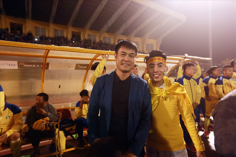 HLV Hữu Thắng xuống sân chia vui với đội bóng quê hương.