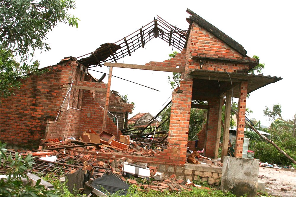 Ngôi nhà còn lại của 3 chị em Phạm Thị Tuyết Phượng ( xã Ninh An, Thị xã Ninh Hòa) sau cơn bão số 12. Ảnh: T.Thúy