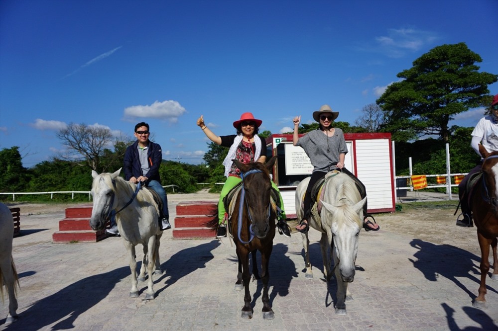 Du khách Vietravel hào hứng trước trải nghiệm cưỡi ngựa tại đảo Jeju.