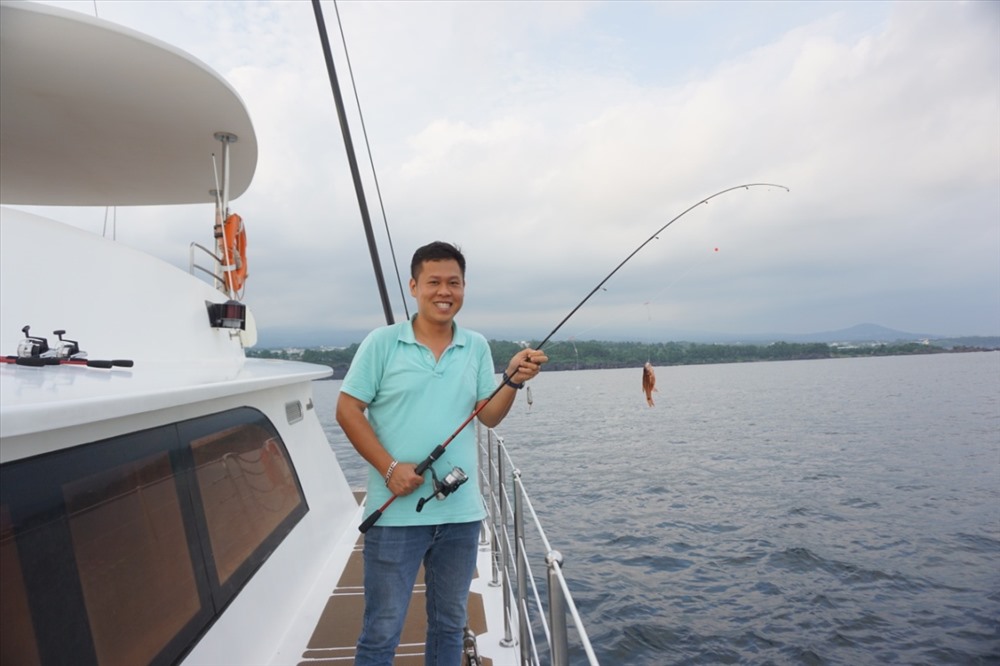 Du khách hào hứng khi đươc tham gia hoạt động câu cá trên du thuyền.