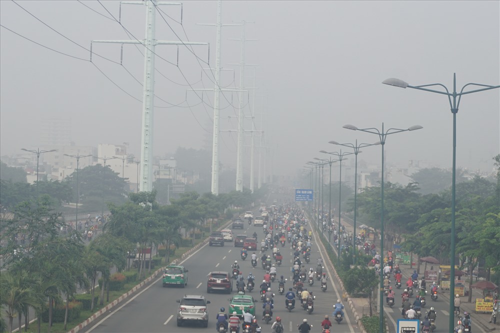 Các phương tiện di chuyển trên đường Phạm Văn Đồng.  Ảnh: M.Q