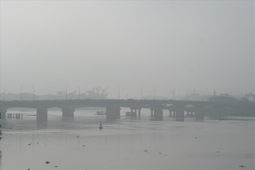 Cầu Bình Triều mờ ảo trên sông Sài Gòn. Ảnh: M.Q