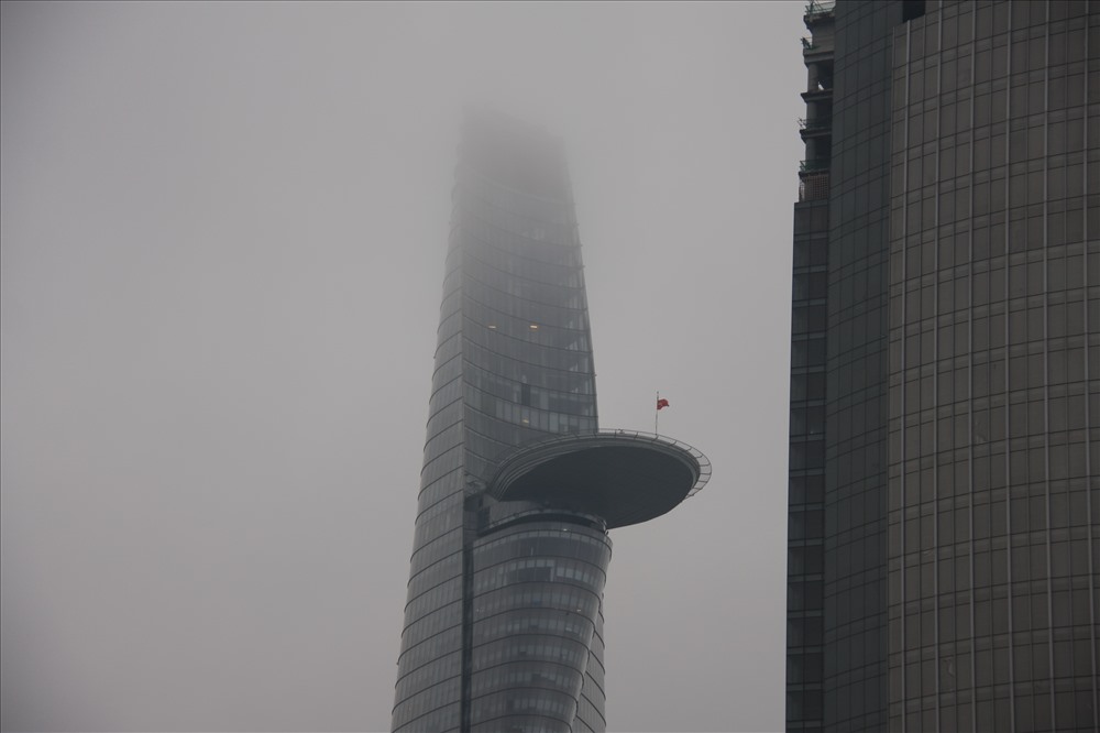 Toà nhà biểu tượng của TPHCM mờ ảo trong sương mù sáng nay.  Ảnh: M.Q