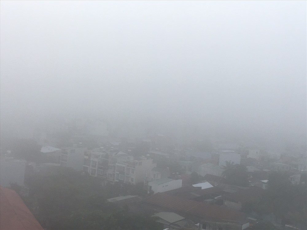Tại các khu vực ngoại thành như: Q.2, huyện Bình Chánh, Nhà Bè… sương mù dày đặc hơn. Ảnh: H.Trân
