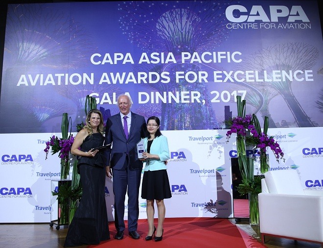 Bà Lê Thị Khánh Chi - Phó Trưởng ban Kế hoạch Phát triển đại diện Vietnam Airlines nhận giải thưởng “Hãng hàng không của năm” do Chủ tịch CAPA Peter Harbison trao tặng tại Singapore tối ngày 7/11/2017. 