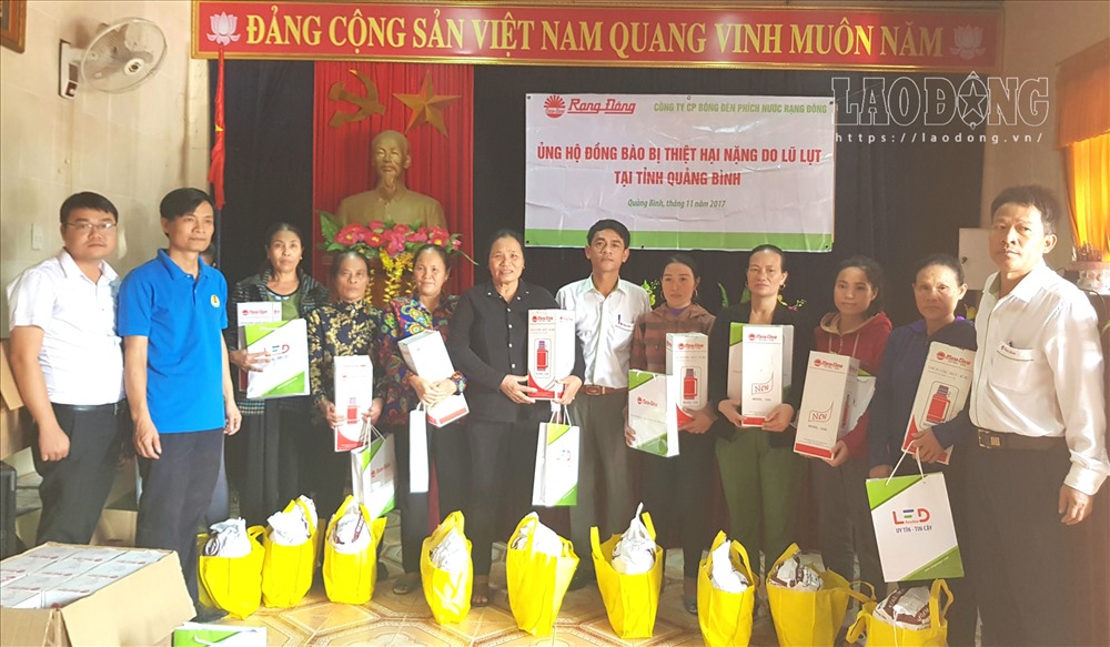 50 phần quà được trao cho người dân xã Quảng Phú. Ảnh: Lê Phi Long