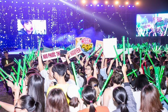 Khoảng 20 nghìn khán giả đa phần đều là các bạn trẻ đến nghe nhạc và “quẩy” hết mình trong liveshow của Noo Phước Thịnh. 