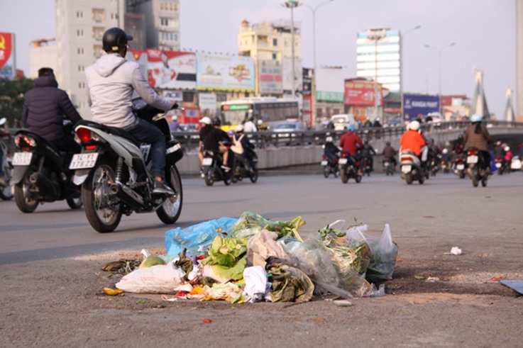 Tình trạng rác thải vẫn được người dân đổ tự do, không đúng quy định trên địa bàn Hà Nội. Ảnh: A.C