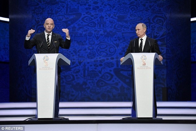 Chủ tịch FIFA - Gianni Infantino và Tổng thống Nga Vladimir Putin trong phần phát biều đầu buổi lễ. Ảnh: Reuters.