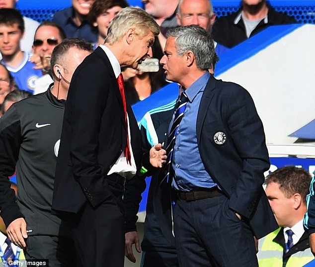 HLV Wenger (trái) và HLV Mourinho (phải) từng có nhiều mâu thuẫn trong quá khứ. Ảnh: Getty Images.