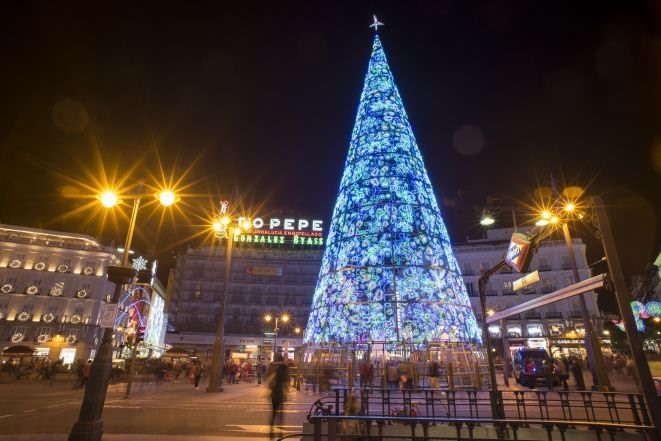 Cây Giáng sinh Puerta del Sol ở thủ đô Madrid của Tây Ban Nha được trang trí rực rỡ với những ngọn đèn neon xanh và chiếu sáng khắp quảng trường thành phố.