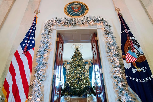 Giáng sinh đến Washington D.C, với cây thông “tuyết phủ ” trong Nhà Trắng và một cây giáng sinh cực lớn được xây dựng bên ngoài tòa nhà Capitol.