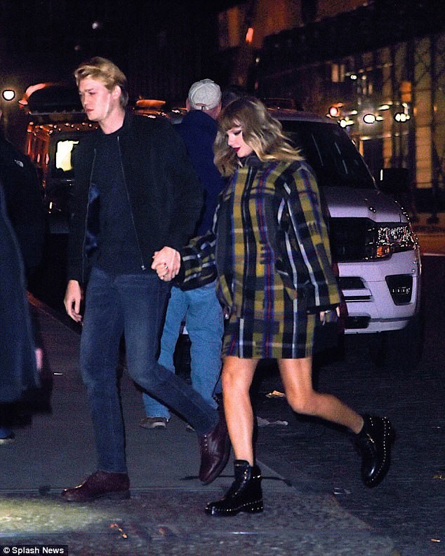 Mới đây, hàng loạt trang tin đã đăng tải hình ảnh Taylor Swift nắm chặt tay bạn trai trên phố sau buổi biểu diễn của cô tại sự kiện Jingle Ball. Đây là lần đầu tiên cặp đôi công khai xuất hiện cùng nhau trên phố.