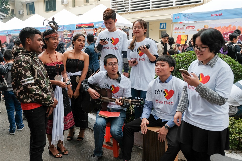 Các bạn trẻ Đông Timor hát bài nhạc truyền thống
