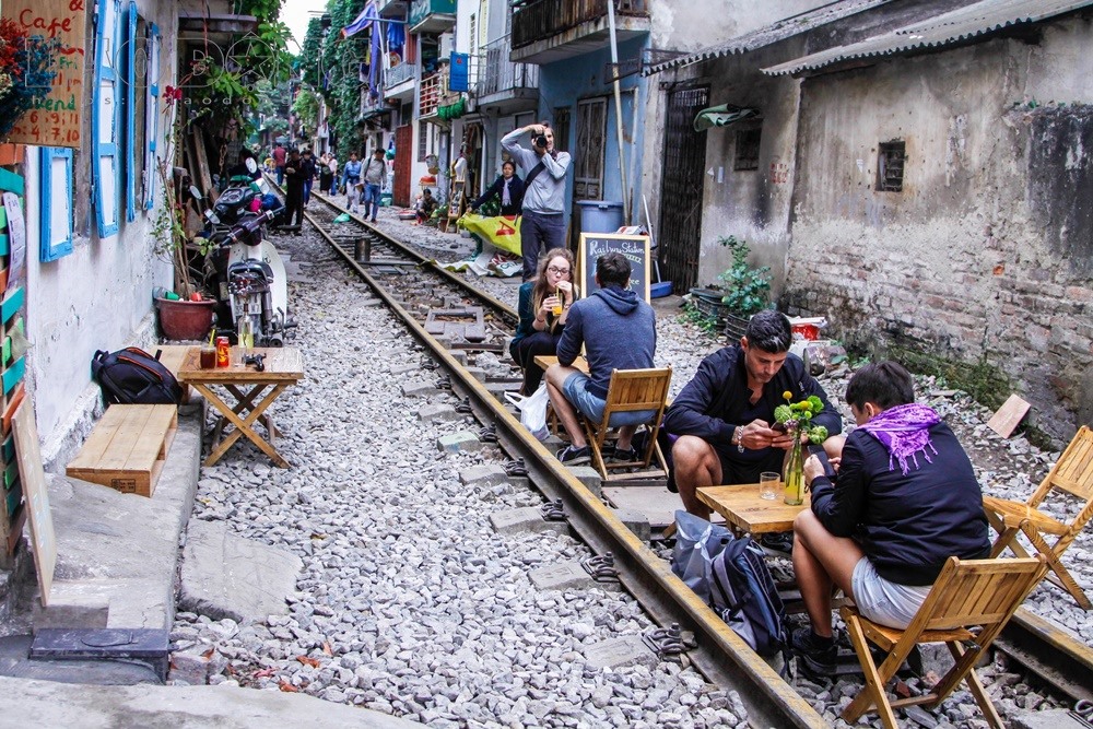 ở ngõ 10 đường Điện Biên Phủ (Hà Nội) xuất hiện một con phố với hàng loạt quán cà phê nằm ngay trên đường ray tàu hỏa.