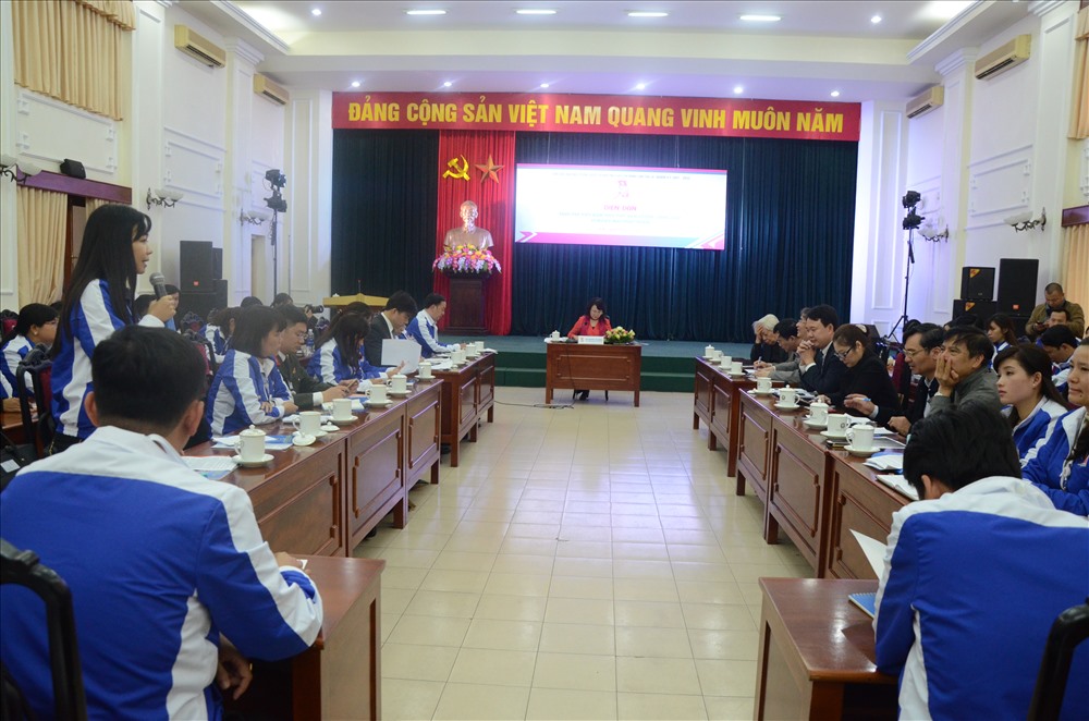 Thứ trưởng Bộ GDĐT Nguyễn Thị Nghĩa chủ trì diễn đàn. Ảnh: HN