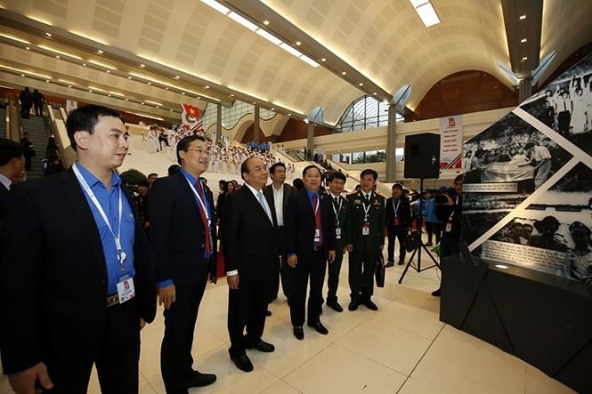 Thủ tướng Nguyễn Xuân Phúc tham quan triển lãm thanh niên. Ảnh: PV