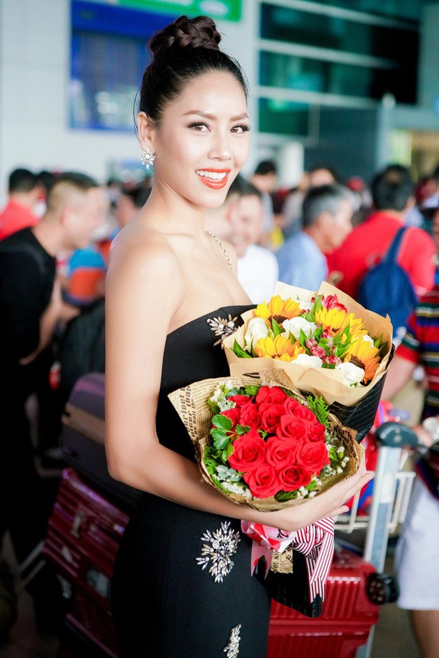 Ngày 10.12, Nguyễn Thị Loan trở về Việt Nam sau cuộc hành trình Miss Universe 2017 tại Mỹ.