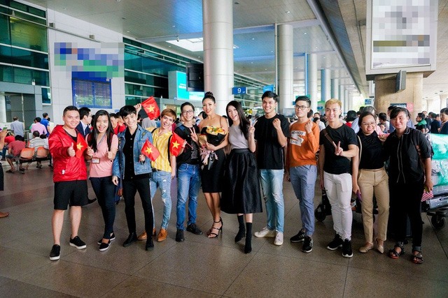 Nguyễn Thị Loan trở về trong sự chào đón nồng nhiệt của người hâm mộ. 