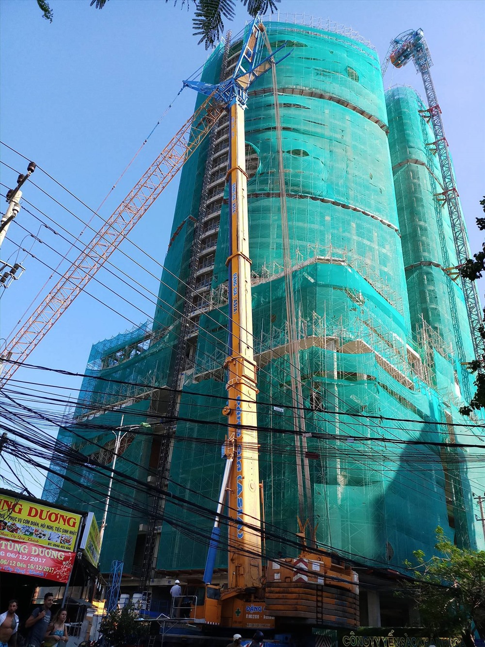 Lắp cẩu để tổ chức tháo dỡ 2 cần trục tháp tại công trình Panorama Nha Trang, Khánh Hòa. Ảnh: CTV
