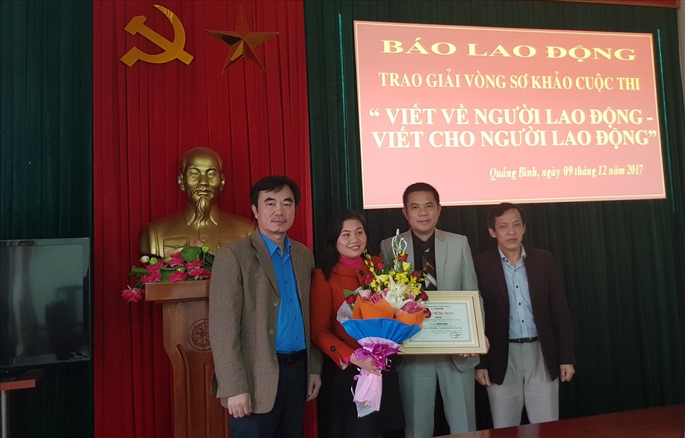 Lãnh đạo LĐLĐ tỉnh Quảng Bình và lãnh đạo VQG Phong Nha Kẻ Bàng chúc mừng tác giả Huyền Sương. Ảnh: Lê Phi Long