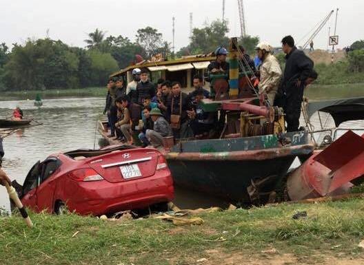 Chiếc xe ô-tô bị tai nạn được trục vớt lên khỏi con sông. Ảnh CTV