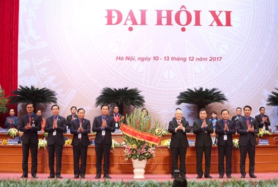 Đồng chí Lê Quốc Phong và các đồng chí Bí thư Trung ương Đoàn khóa X đón nhận lẵng hoa của đồng chí Tổng Bí thư Nguyễn Phú Trọng trao tặng