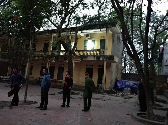 Vụ sập lan can tại trường tiểu học Văn Môn. Ảnh: VTV