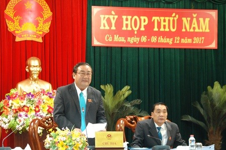 Ông Nguyễn Văn Hiện, Chủ tịch HĐND tỉnh Cà Mau điều hành phiên chất vấn.