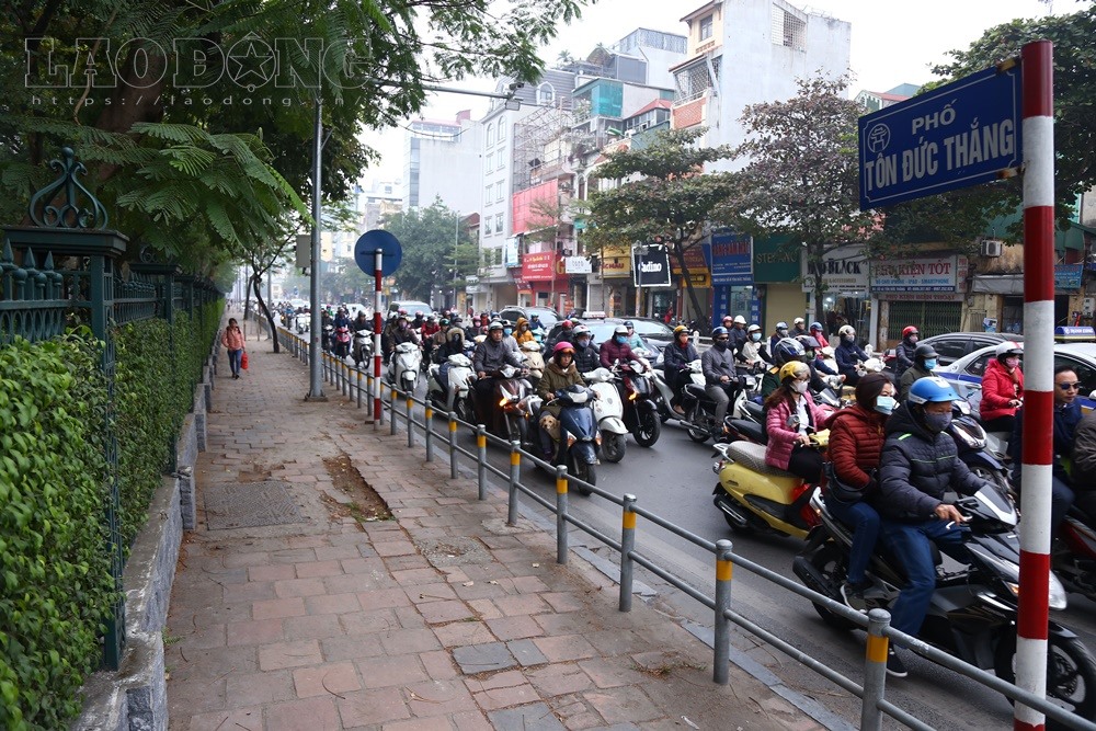 phố Nguyễn Thái Học (gần Văn Miếu Quốc Tử Giám) được lắp rào chắn sơn trắng, cao khoảng 80 cm, tạo không gian cho người đi bộ.