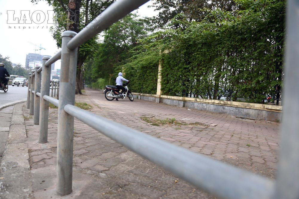 Xe máy di chuyển trên vỉa hè đoạn từ ngã tư Tôn Đức Thắng - Cát Linh hướng về Chu Văn An phải xuống lòng đường vì hàng rào chắn.