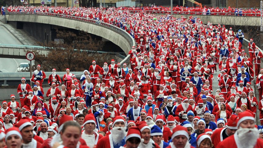 Trong lễ hội Santarun (xứ Wales, Anh) có rất nhiều ông già Noel. Được tổ chức lần đầu vào năm 2001, mọi người cùng mặc trang phục đỏ và bước vào đường chạy marathon dài 7,2 km. Lễ hội này còn trao tặng một giải thưởng thú vị là ông già Noel mặc đẹp nhất, độc nhất. 