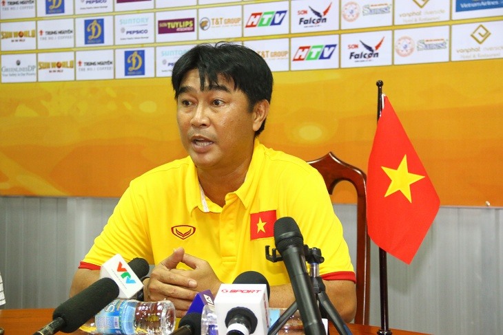 HLV Trần Minh Chiến hài lòng với lối chơi của các học trò cũng như kết quả trận đấu. Ảnh: Đ.V