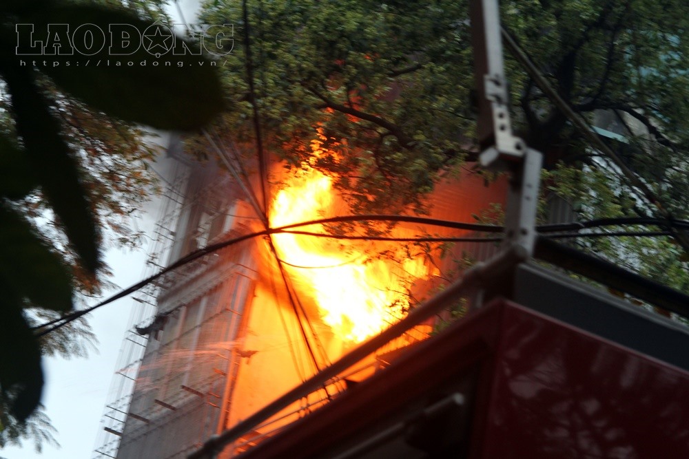 Khoảng 16h00 chiều 12.12, ngọn lửa bốc lên từ căn nhà số 16 phố Lạc Nghiệp (Trần Khát Chân, Hai Bà Trưng, Hà Nội) khiến nhiều người hoảng loạn.