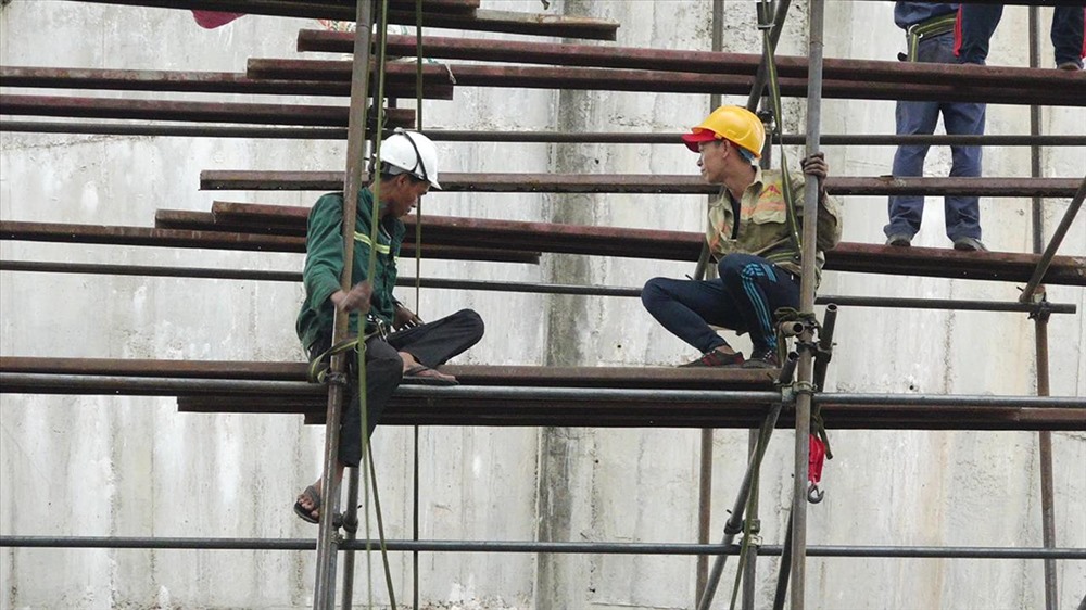 Công nhân lắp giàn giáo chuẩn bị tháo dỡ thủy đài khổng lồ trên đường Nguyễn Văn Đậu. Ảnh: T.S