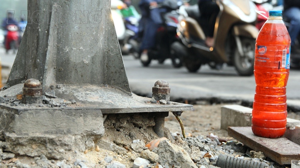 Góc cột điện trên phố Tôn Đức Thắng (quận Đống Đa) bị đào xới, lộ dây điện và cáp ngầm. 