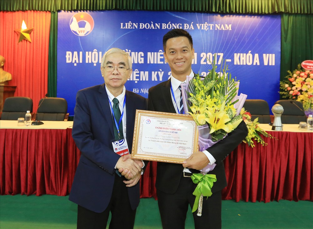 Chủ tịch VFF trao giấy chứng nhận thành viên cho Vietfootball.