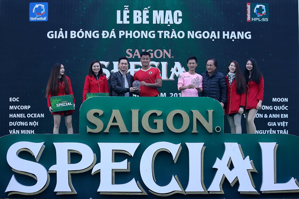 Trao kỷ niệm chương cho 2 cầu thủ từ Lâm Đồng, Nha Trang cứ cuối tuần lại ra Hà Nội thi đấu.