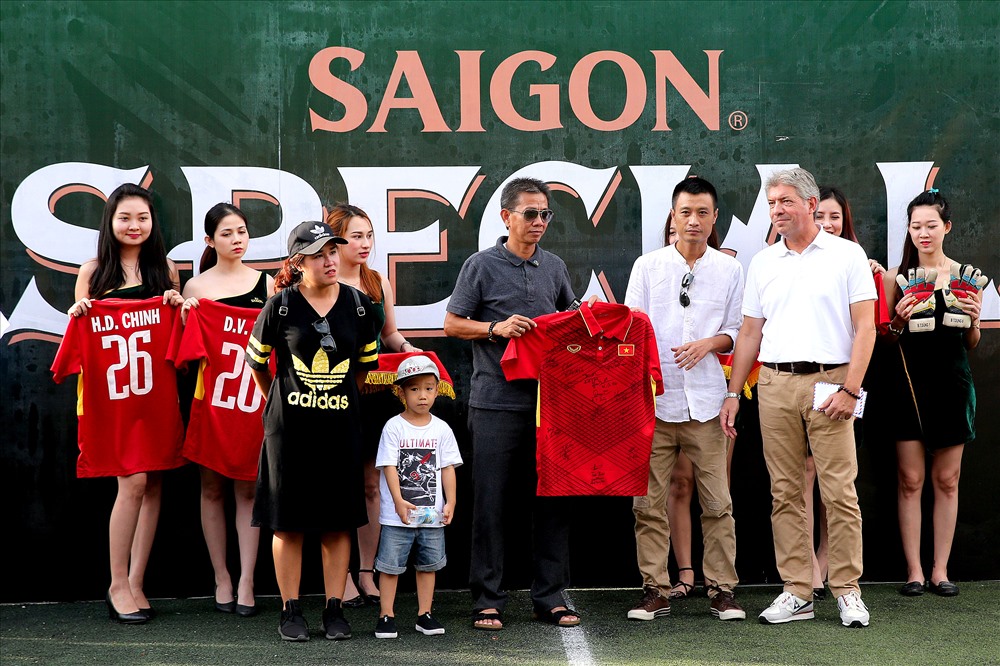 GĐKT Gede và HLV Hoàng Anh Tuấn trao kỷ vật của U20 Việt Nam ở World Cup U20 để ủng hộ chương trình “Hướng về xứ Thanh“.