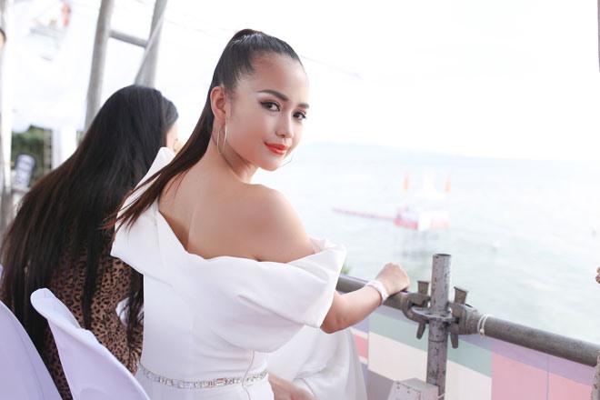 Bước ra từ cuộc thi Vietnam's Next Top Model với danh hiệu quán quân, Ngọc Châu ngày càng tỏa sáng trên các sàn diễn thời trang cũng như nhiều tạp chí hàng đầu. Cô không chỉ nổi bật bởi thần thái cuốn hút mà còn được chú ý bởi gương mặt xinh đẹp, rạng rỡ.