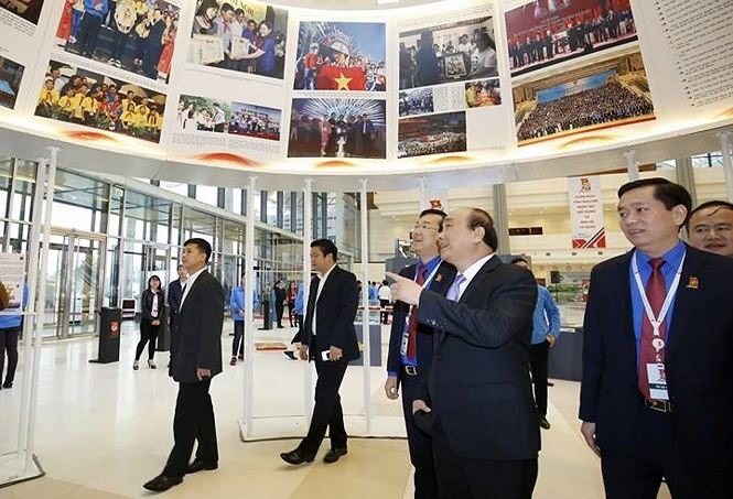 Thủ tướng Chính phủ Nguyễn Xuân Phúc đến dự và xem triển lãm ảnh tại Đại hội sáng nay 13.12. Ảnh Như Ý/Tiền Phong