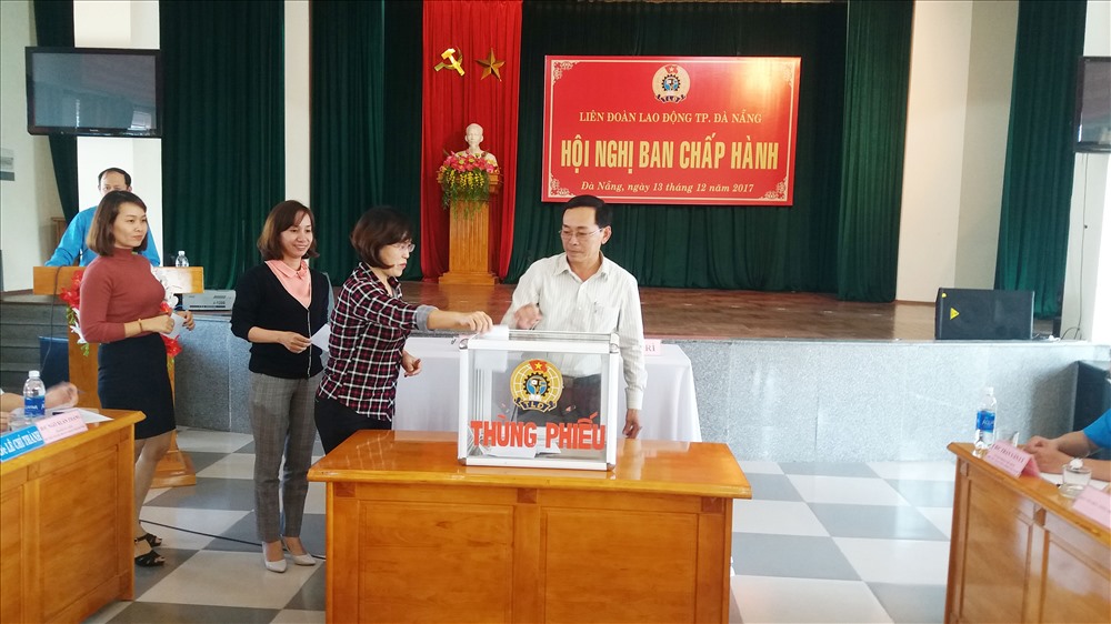 Các đại biểu tín nhiệm bỏ phiếu bầu ông Ngô Xuân Thắng làm Chủ tịch LĐLĐ TP Đà Nẵng. Ảnh Thái Bình
