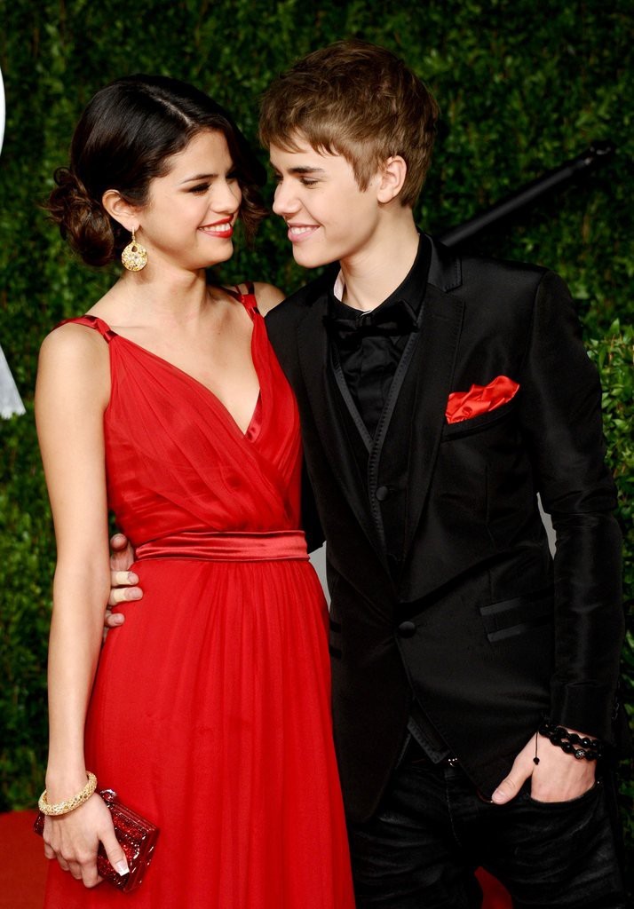 Justin Beiber và Selena Gomez công khai yêu nhau từ năm 2011, tuy nhiên cả hai đã trải qua không ít sóng gió khi có vô số lần chia tay và quay lại. Lần này, sự quay lại của cặp đôi sau một thời gian dài đã nhận được sự ủng hộ của người hâm mộ. 