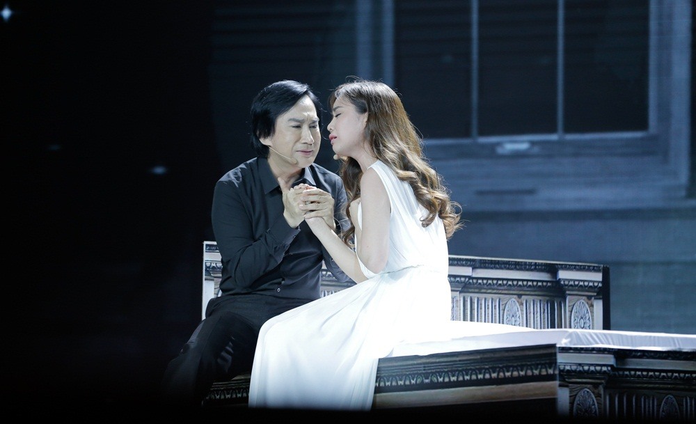 Giang Hồng Ngọc và Kim Tử Long diễn xuất trên sân khấu