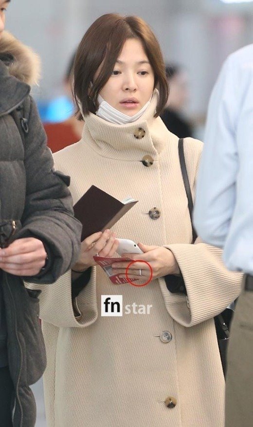 Một vài tờ báo đưa tin Song Hye Kyo đang mang thai tuy nhiên quản lý của nữ diễn viên đã nhanh chóng phủ nhận tin đồn này. 