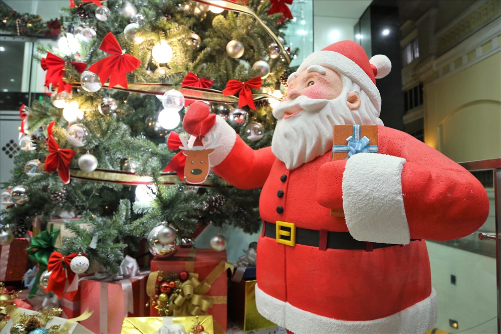 Dù còn hơn 10 ngày nữa mới đến ngày Noel nhưng hình ảnh Ông già Noel đã xuất hiện ở nhiều tòa nhà, trung tâm thương mại ở TPHCM. Ảnh: Trường Sơn